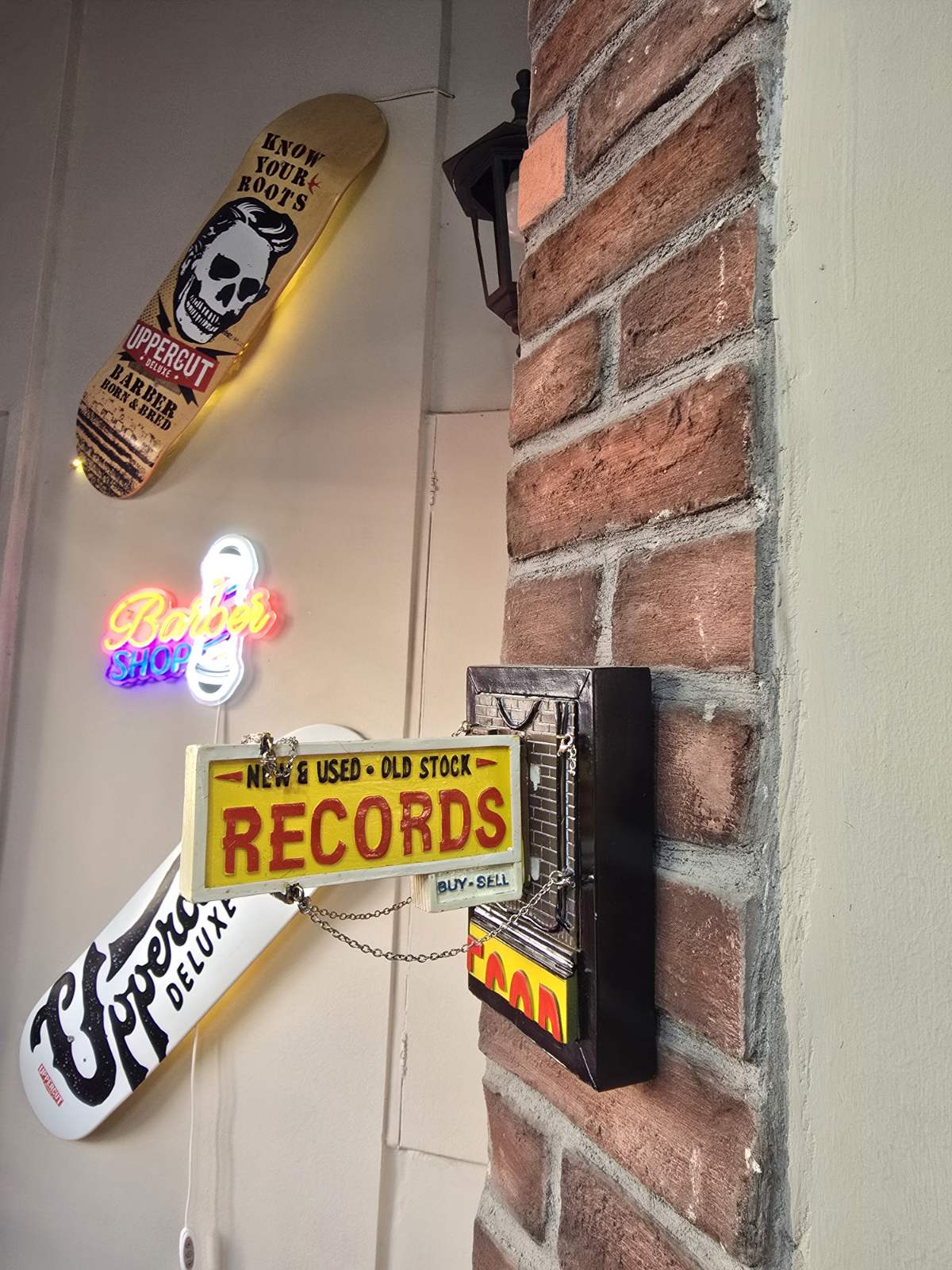 Vintage barber shop πινακίδες και neon στον τοίχο